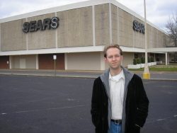 Staande voor het bedrijf Sears
