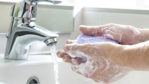 Handen wassen onder de kraan
