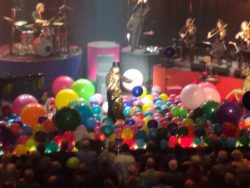 Ellen ten Damme tussen de balonnen